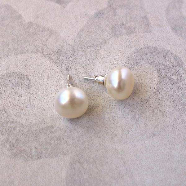 Freshwater bread pearl stud picture