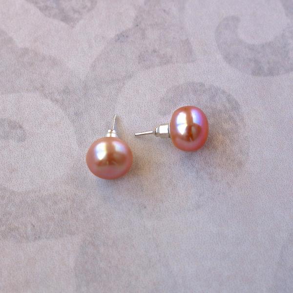 Freshwater bread pearl stud picture