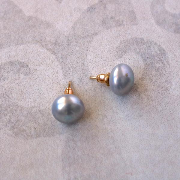Freshwater bread pearl stud picture