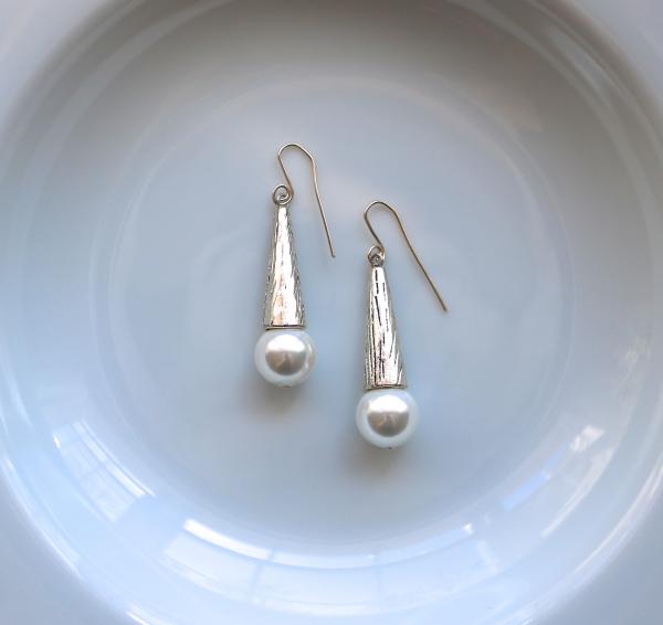 Silver funnel with seashell earring picture