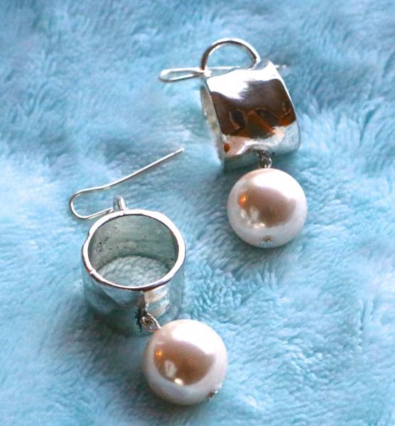 Silver drum and seashell pearls earring picture
