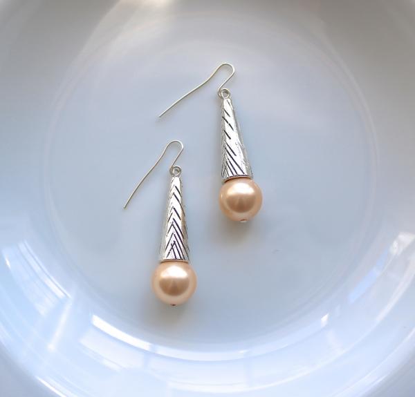 Silver funnel with seashell earring