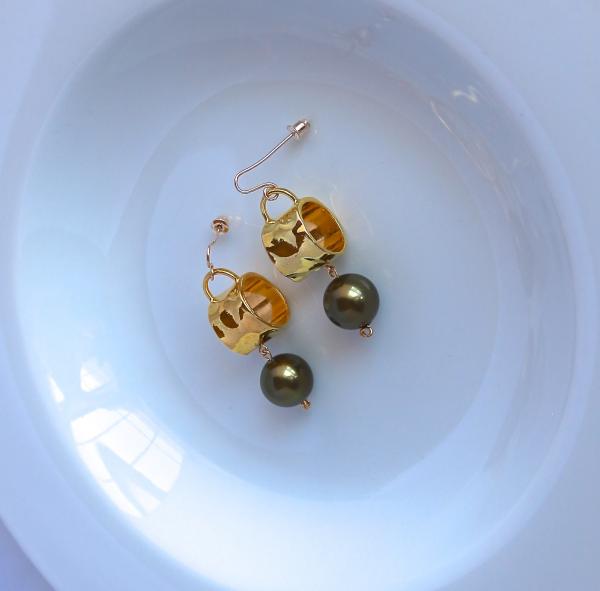 Gold drum and seashell pearls earring picture