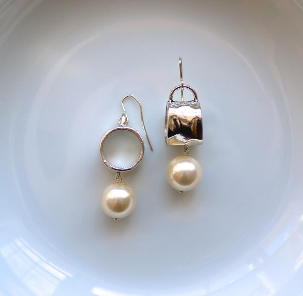 Silver drum and seashell pearls earring