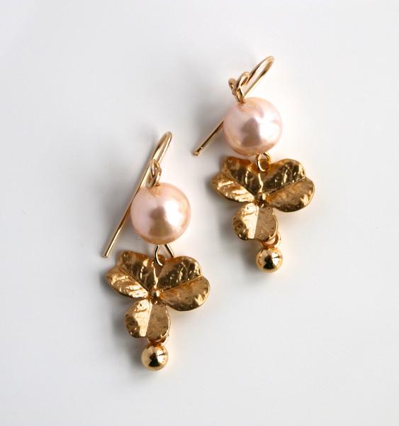Freshwater pearl with gold tone leaf earring