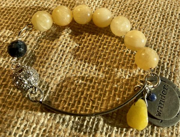 Sentiment bracelet with yellow calcite and lapis lazuli picture