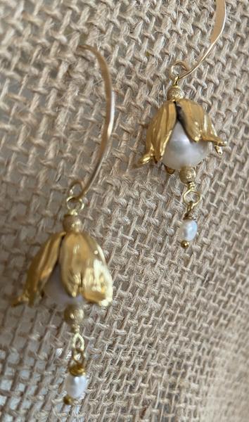 Pearl earrings picture