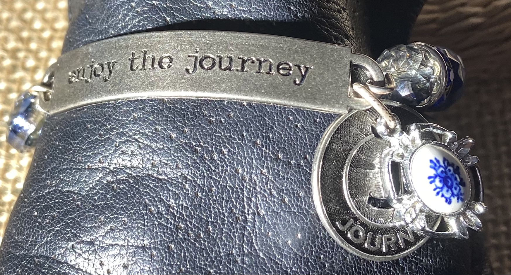 Sentiment bracelet in blue agate picture