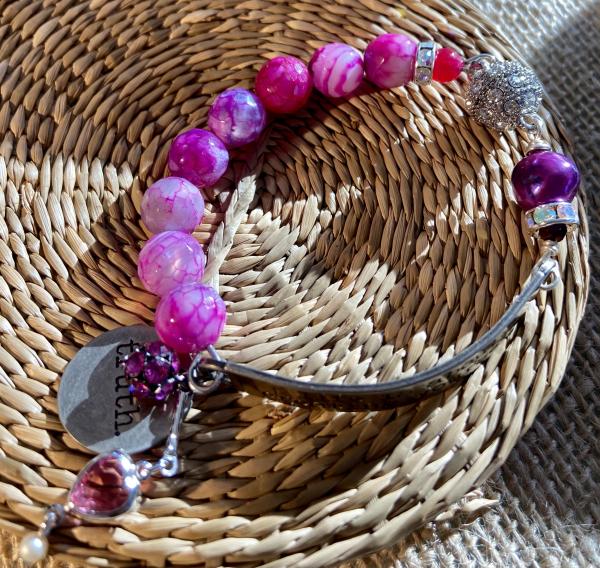 Sentiment bracelet with fuschia agate and pearl. picture