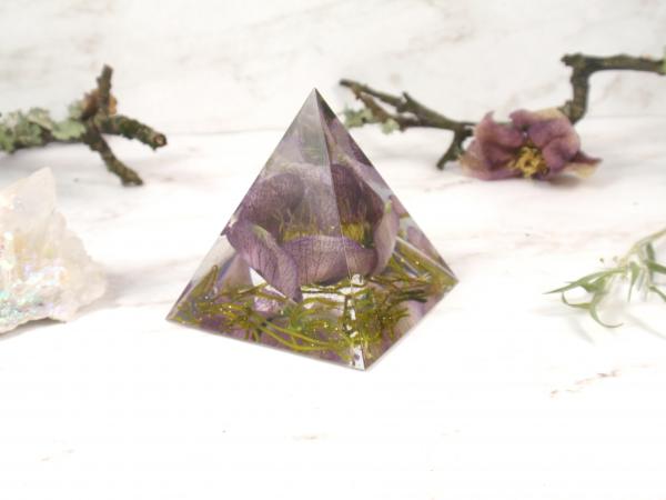 Resin pyramid paperweinght picture