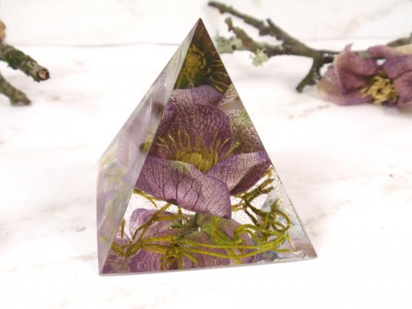 Resin pyramid paperweinght picture