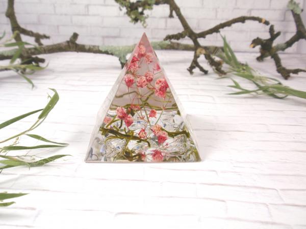 Resin pyramid, real flowers arrangement picture