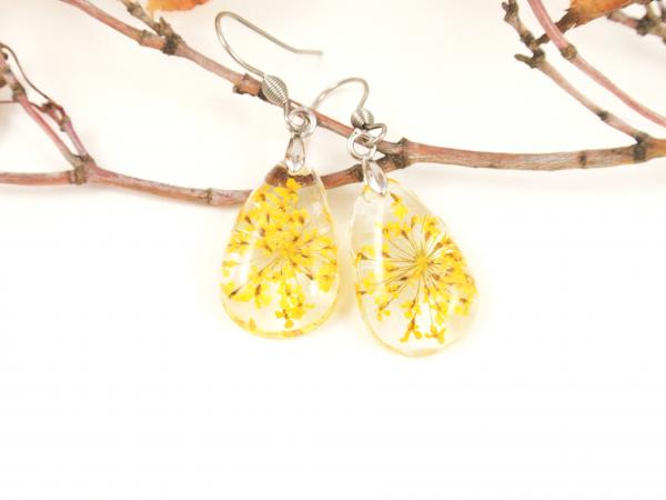 Botanical Resin Earrings yellow Queen Anne's lace