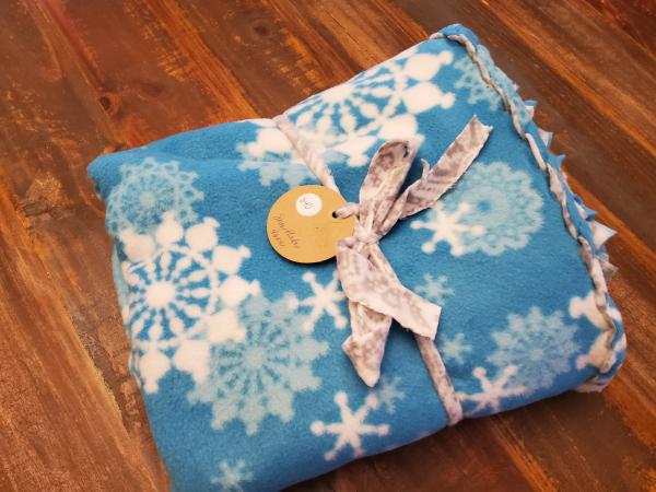 Teal Snowflake Fleece Blanket - Braided picture