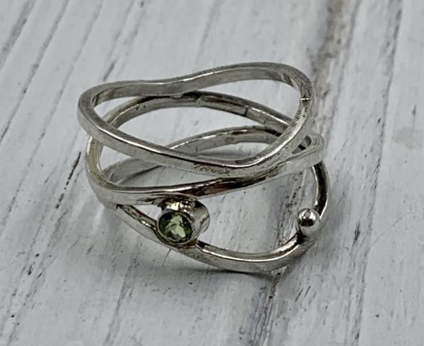 Triple band ring with Peridot