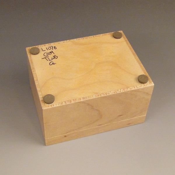 L1078 - Small, short fitted lid box picture
