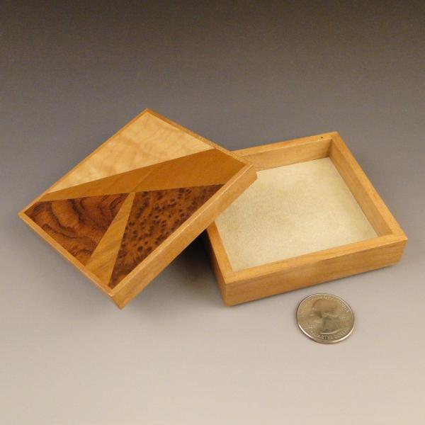 L878 long narrow lidded box picture