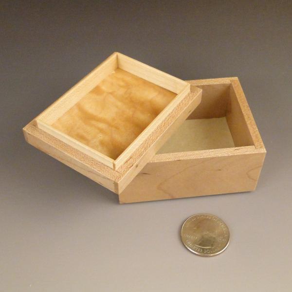 L1078 - Small, short fitted lid box picture