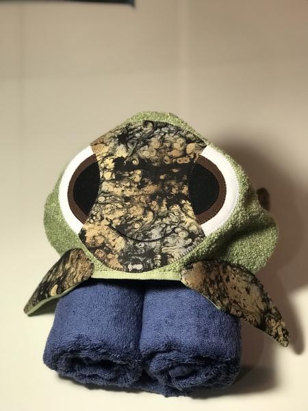 Hooded towel - green turtle picture