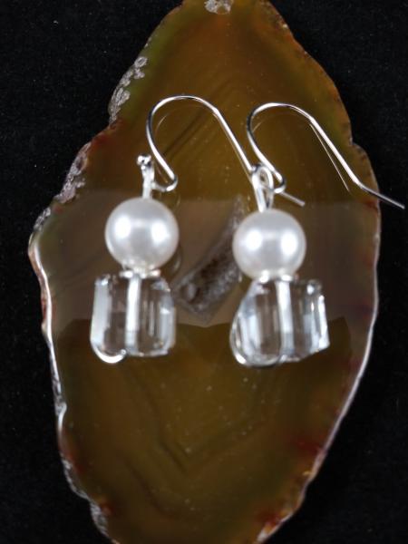 Pearl earrings picture