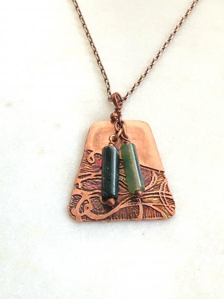 Acid etched copper swirl necklace with moss agate picture