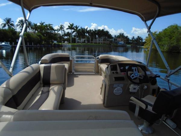 Boat 5 -22' Bennington Pontoon picture