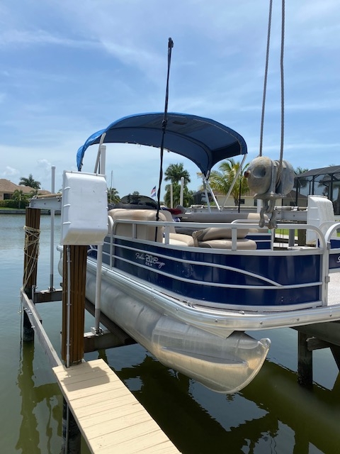 Boat 9 - 22' Suntracker Pontoon picture