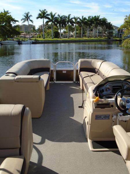 Boat 4- 26' Sun Tracker Pontoon picture