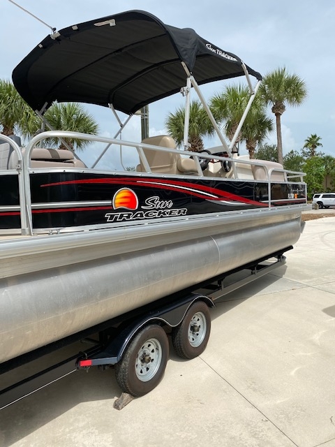 Boat 7- 26 Sun Tracker Pontoon