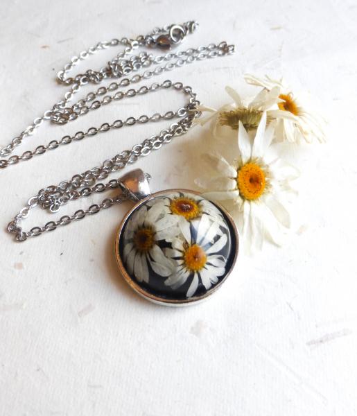 Three daisies pendant picture