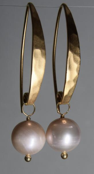 PINK CULTURED PEARL ON SHORT GOLD