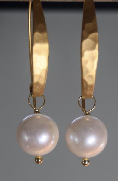 ROUND WHITE CULTURED PEARL ON GOLD SHORT picture