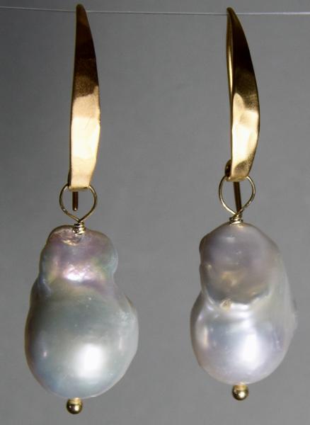 BAROQUE WHITE PEARL ON GOLD SHORT LENGTH picture