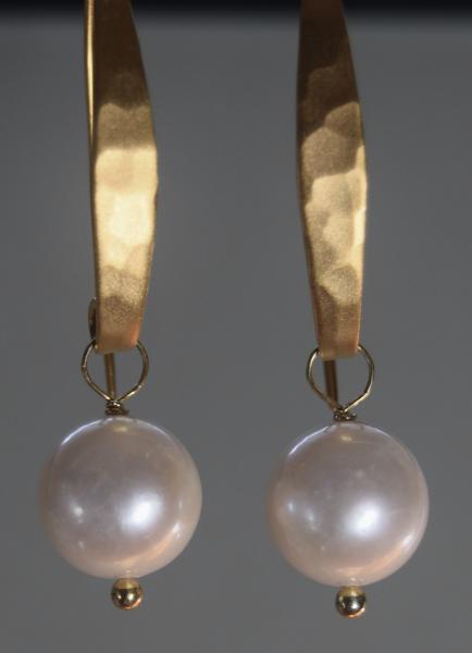 ROUND CULTURED WHITE PEARL ON LONG GOLD picture