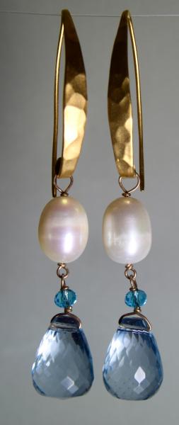 CULTURED WHITE PEARL WITH BLUE TOPAZ ON SHORT GOLD