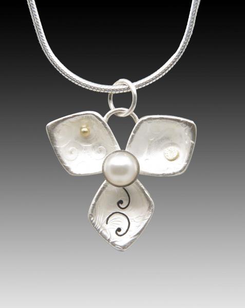 Small Three Petal Flower Pendant picture