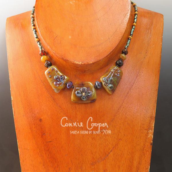 COLLAR, GOLDEN SILVER REACTIVE W/METALLIC FLORAL GBN17-3402