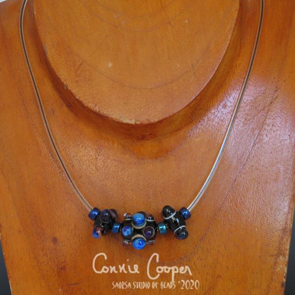 FANCY 3-BEAD IN BLACK W/BLUE BUMPS GBN20-4208