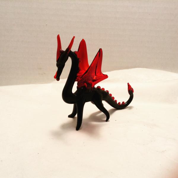 Standing Dragon - black w/red wings