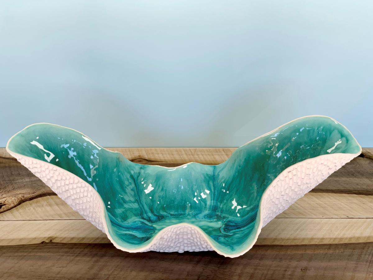 Anemone Clamshell in Lagoon picture