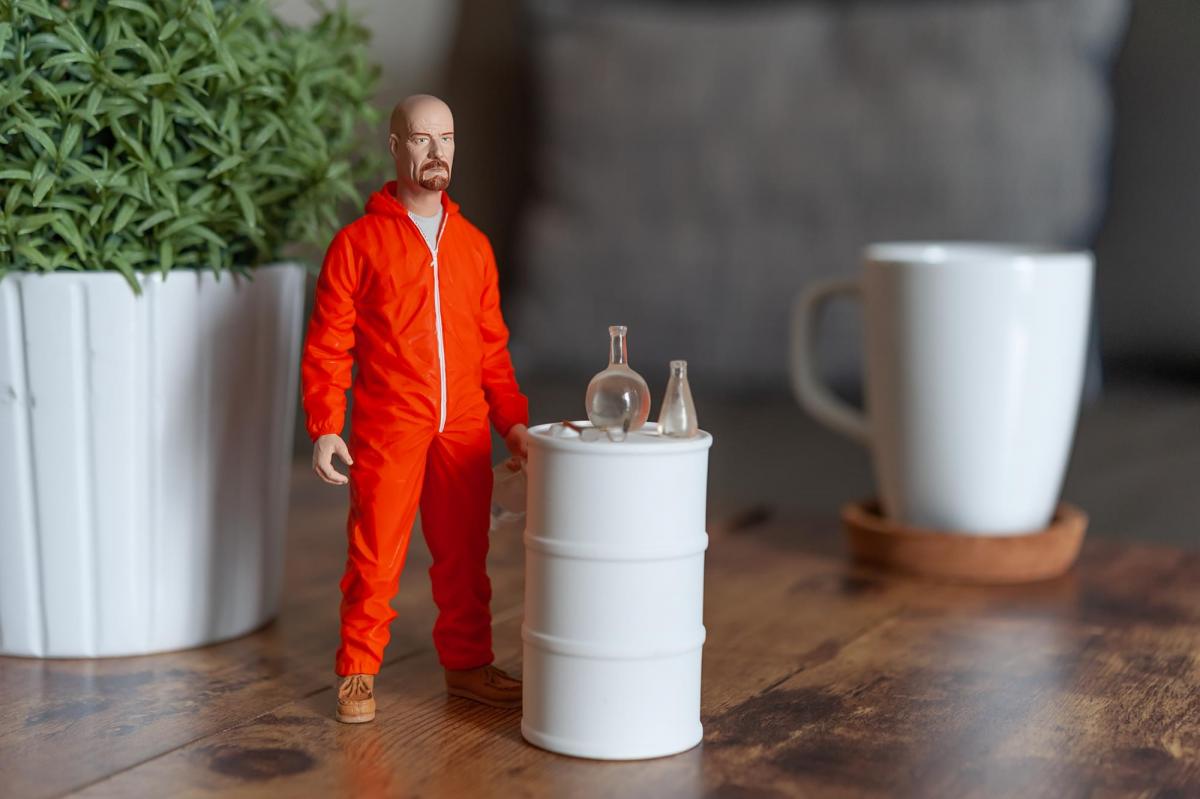 Breaking Bad 6" Walter White In Orange Haz-Mat Suit Exclusiv picture