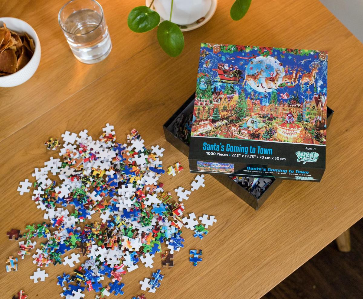 Santa's Coming to Town 1000 Piece Jigsaw Puzzle picture