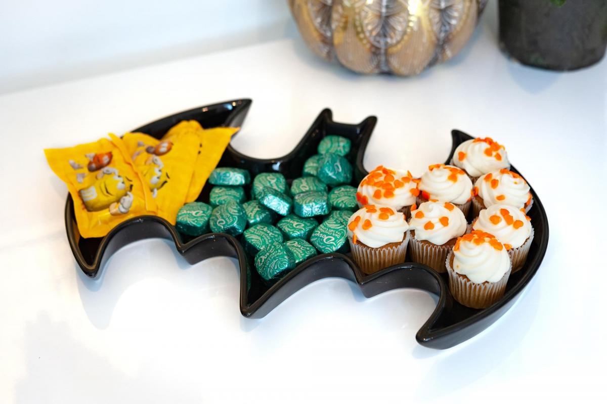 DC Comics Batman 14 x 10 Inch Ceramic Serving Platter picture