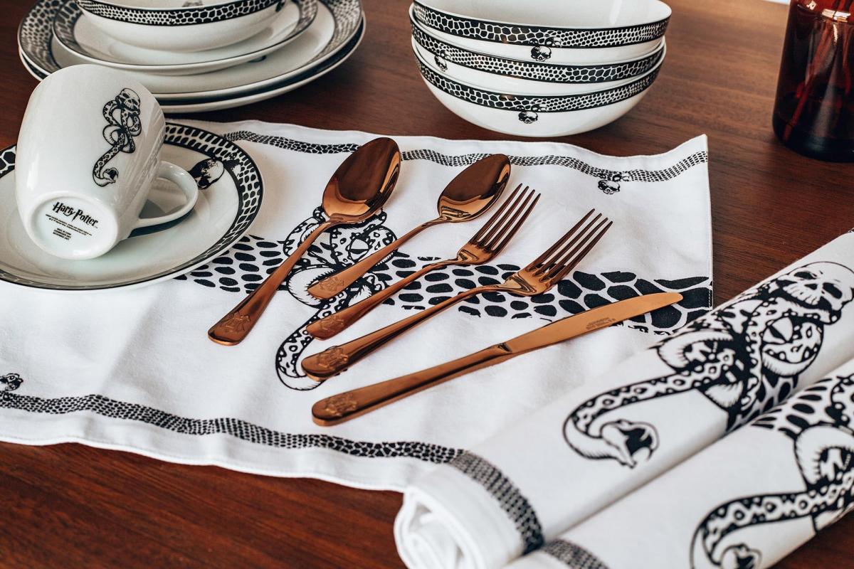 Harry Potter Hogwarts 5 Piece Rose Gold Flatware Cutlery Set picture