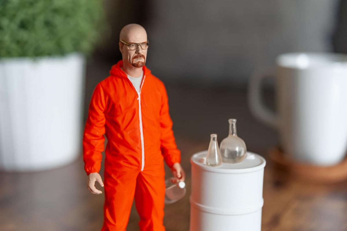Breaking Bad 6" Walter White In Orange Haz-Mat Suit Exclusiv picture