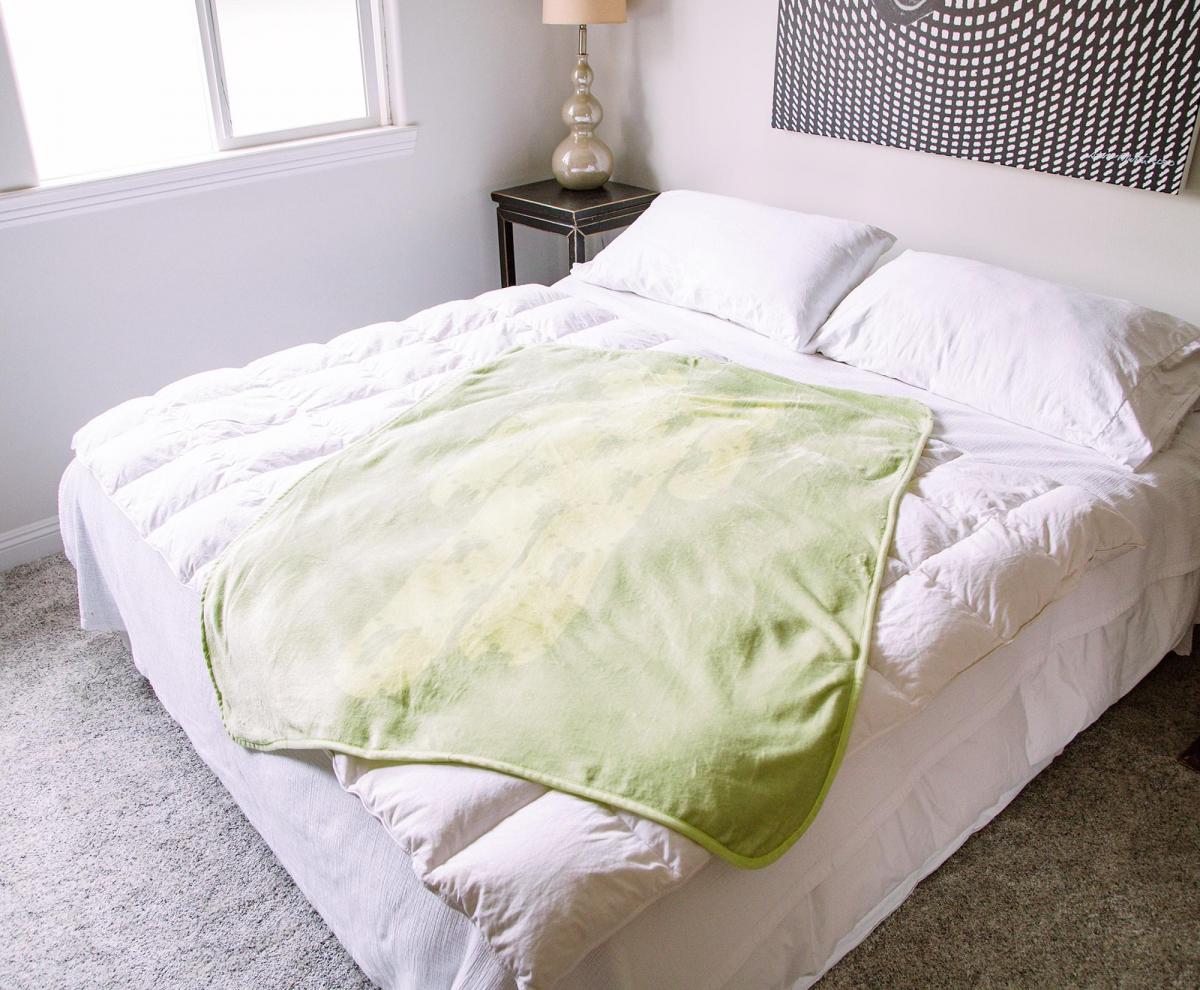 Billie Eilish Blohsh 45 x 60 Inch Throw Blanket picture