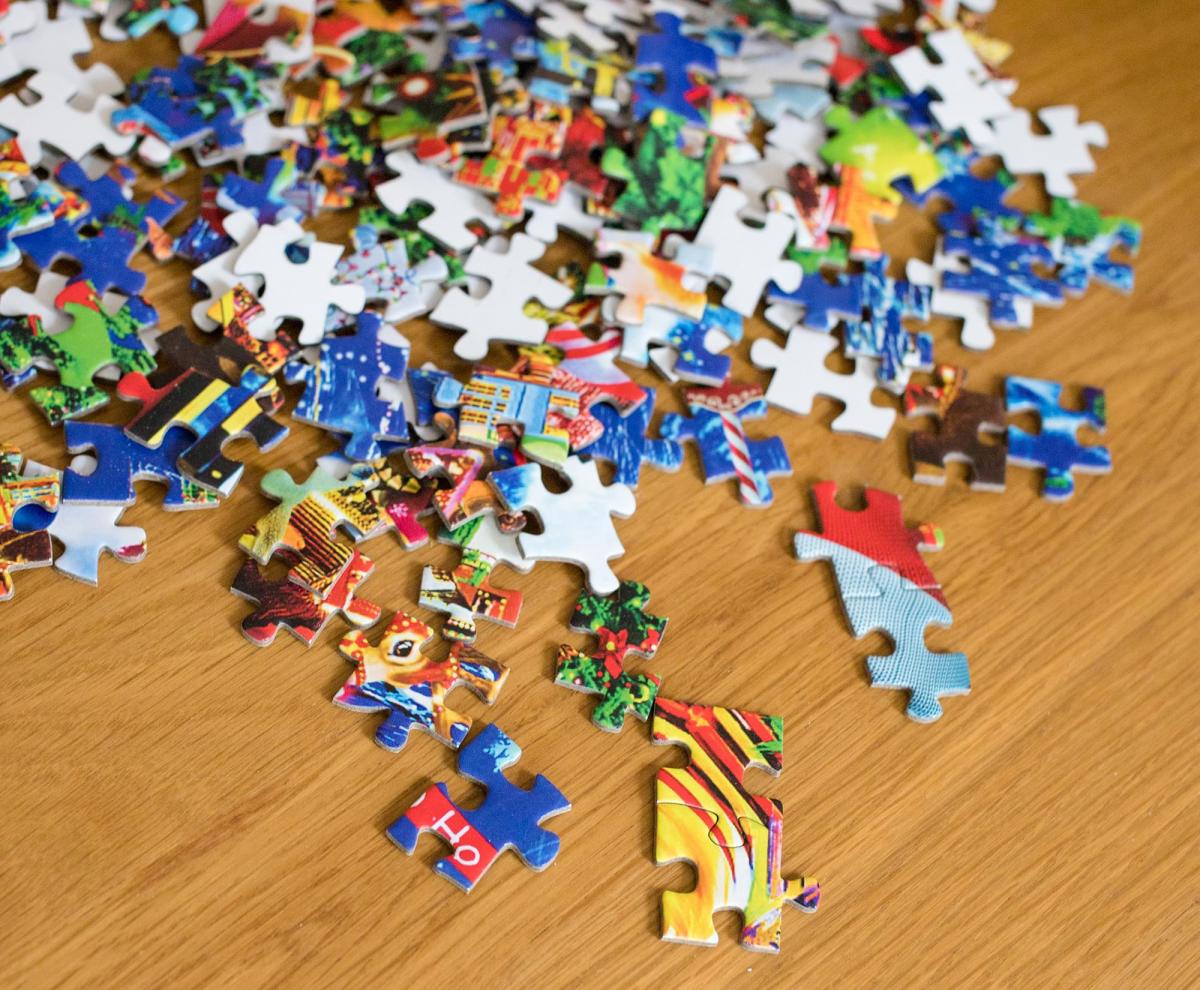 Santa's Coming to Town 1000 Piece Jigsaw Puzzle picture