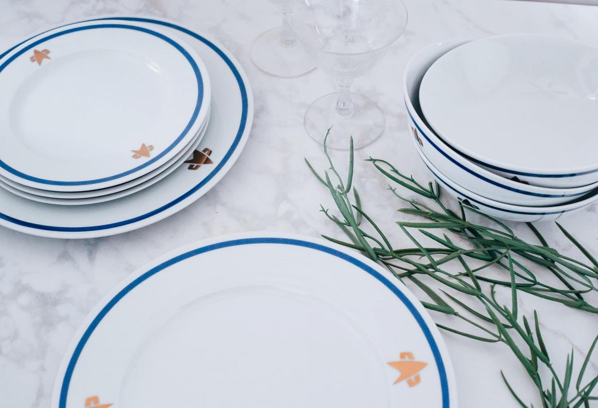 Star Trek Delta Classic 16-Piece Dinnerware Set picture