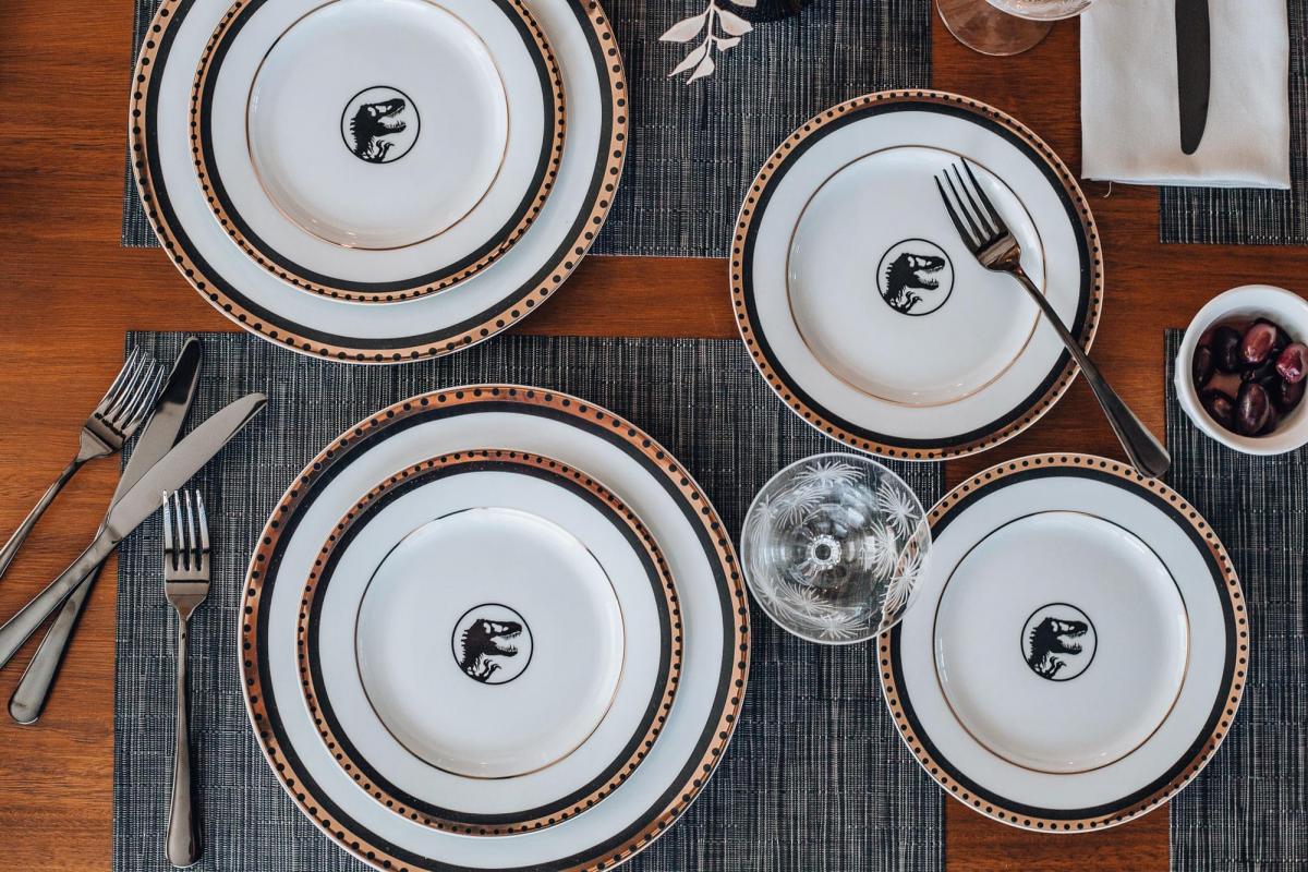 Jurassic Park 16 Piece Ceramic Dinnerware Set picture