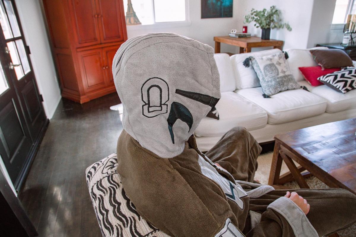 Star Wars Mandalorian Bounty Hunter Robe XXL picture